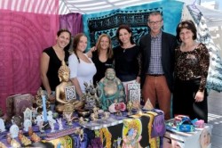 La Plaza de Pueblosol de Arroyo de la Miel acogió el pasado fin de semana la I Feria Parasicológica, un evento organizado por la Asociación Artístico-Cultural ‘Alma Argenta’, con la colaboración de la Delegación de Comercio del Ayuntamiento de Benalmádena, que, además de los distintos stands, incluía un amplio abanico de actividades como bailes latinos, ejercicios al aire libre, animación infantil, tarotistas, videntes, masajes, charlas y tiendas esotéricas.