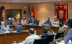 El Ayuntamiento ha dado hoy luz verde en pleno a la aprobación definitiva del Plan de Movilidad Urbana Sostenible, una iniciativa que permitirá hacer de Benalmádena un municipio más accesible y más equilibrado en cuanto a los medios de transporte y las formas de desplazamiento. La alcaldesa, Paloma García Gálvez, ha explicado que el plan constituye un documento marco al que deberán adaptarse las diferentes actuaciones que lleve a cabo la Administración local y ha destacado que el proyecto “favorecerá la protección del medio ambiente, la cohesión social y el desarrollo sostenible”.