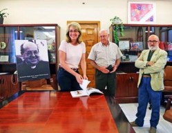  La alcaldesa de Benalmádena, Paloma García Gálvez, ha recibido hoy en el Ayuntamiento a los representantes de la recién constituida Asociación Amigos de Don Antonio Martín 'El Cura', un colectivo fundado para mantener vivo el legado del párroco, que falleció el pasado mes de enero y que dedicó más de cuatro décadas de su vida a la labor pastoral en el municipio. 