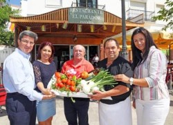 La Asociación 'Yo, Producto Andaluz' celebrará el próximo viernes, 20 de junio, el Día del Gazpacho Andaluz, una jornada organizada por el colectivo, con la colaboración de la Concejalía de Comercio y en la que se ofrecerán 200 litros del característico producto de la dieta mediterránea. El evento, que se celebrará en el restaurante 'El Parador' de Benalmádena Pueblo, a partir de las 13,00 horas, estará abierto a todos los vecinos y visitantes que deseen degustar un vaso de gazpacho elaborado con productos de la tierra, según ha explicado la concejala del área, Ana Macías, que ha presentado hoy la iniciativa en rueda de prensa