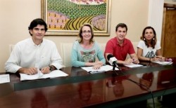 El Ayuntamiento de Benalmádena generará más de 400 empleos eventuales con la puesta en marcha del Plan Especial de Mejoras en Barriadas y Urbanizaciones, una iniciativa en la que el Gobierno municipal invertirá más de 3,5 millones de euros. Así lo ha anunciado hoy la alcaldesa, Paloma García Gálvez, que ha destacado que el proyecto impulsado por el Ejecutivo local “no solo mejorará la imagen del municipio y la calidad de vida de los vecinos, atendiendo sus demandas y dando respuestas a sus necesidades para poner en valor las calles"
