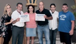La concejala de Comercio, Ana Macías, ha entregado hoy los premios de la Ruta de la Tapa de Arroyo de la Miel, cuya séptima edición se celebró entre finales de mayo y principios de junio bajo el lema de 'Vámonos de Tapas'. Los ganadores del evento gastronómico, organizado por la Delegación de Comercio y la empresa Dan&Global y en el que participaron cerca de 40 establecimientos del núcleo, han sido los establecimientos 'Casa Emilio' y 'Bodegas Nazarí', que se han adjudicado el primer premio de manera compartida, y el bar ‘La Esquina’, que ha logrado el segundo puesto.  El tercer premio ha recaído en el restaurante 'Tres Sabores'.