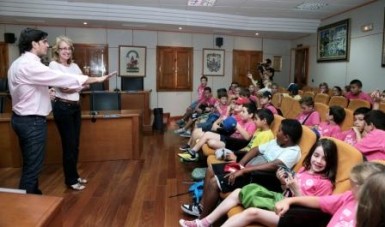 Más de un centenar de alumnos de 4º y 5º de Primaria del Colegio Jacaranda, de Benalmádena Pueblo, han visitado entre ayer y hoy el Ayuntamiento de Benalmádena, donde han sido recibidos por la alcaldesa, Paloma García Gálvez, y por la concejala de Educación, Yolanda Peña. La iniciativa se enmarca en el programa 'Conoce tu municipio', por el que los escolares han tenido la oportunidad de visitar el edificio consistorial y conocer el funcionamiento del salón plenario, así como también el Museo de Arte Precolombino 'Felipe Orlando', único en Andalucía, y la Biblioteca Pública 'Manuel Altolaguirre'