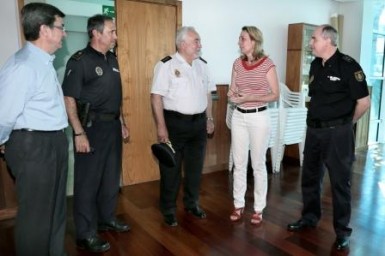La alcaldesa, Paloma García Gálvez, y el nuevo comisario jefe del Cuerpo Nacional de Policía de Torremolinos y Benalmádena, Domingo Suárez, han visitado hoy las dependencias de la unidad territorial de Benalmádena Costa en las que se implantará el Servicio de Atención al Turista Extranjero (SATE) del municipio, que, según las previsiones, entrará en funcionamiento durante la presente temporada estival. 