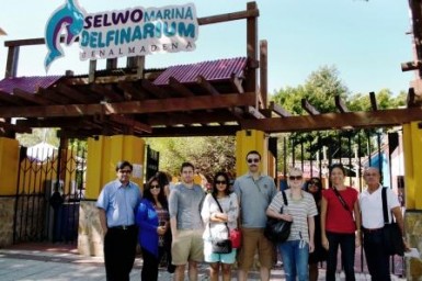 Un grupo de 15 periodistas procedentes de distintos medios de comunicación de Abu Dhabi han visitado hoy los principales enclaves turísticos y de ocio de Benalmádena. El ‘press trip’ (viaje de prensa),  organizado por Turismo Andaluz y por el Patronato de Turismo de la Costa del Sol, en colaboración con la Delegación de Turismo del Ayuntamiento de Benalmádena.