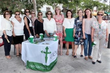 La alcaldesa de Benalmádena, Paloma García Gálvez, ha participado hoy en la cuestación anual a beneficio de la Asociación Española Contra el Cáncer (AECC), una jornada que ha consistido en la instalación de una docena de mesas petitorias e informativas en los principales enclaves de los distintos núcleos de población del municipio y que ha tenido como principal objetivo apelar a la solidaridad de los ciudadanos y a su movilización para unir fuerzas en contra de la enfermedad del cáncer y a favor de todas aquellas personas que la padecen. 