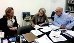 La alcaldesa de Benalmádena, Paloma García Gálvez, y la concejala de Vías y Obras, Concha Cifrián, han presentado hoy en rueda de prensa el Plan de Asfaltado y Rehabilitación de Viales que llevará a cabo el Ayuntamiento en el municipio con cargo al Plan de Inversiones Productivas 2014 de la Diputación Provincial de Málaga. 