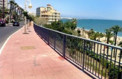 El Ayuntamiento de Benalmádena, a través de la Delegación de Vías y Obras, ha instalado una nueva barandilla en la Avenida del Sol con el fin de reemplazar la hasta ahora existente, que sufrió graves daños a consecuencia de un accidente de tráfico y que generaba una situación de riesgo entre los viandantes.