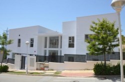 Tras cinco años desde la puesta en marcha de la primera piedra, el Centro de Día de la Asociación de Familiares de Enfermos de Alzheimer de Fuengirola “Adolfo Suárez”, ubicado en una parcela municipal en la calle Agustina de Aragón en Los Pacos, será realidad este verano, a finales de julio.