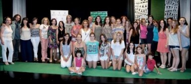 La alcaldesa de Benalmádena, Paloma García Gálvez, ha asistido hoy al acto de entrega del dinero recaudado por el Colegio Maravillas con la puesta en escena del musical ‘Chicago’ a la Fundación Cudeca y a la Asociación Española Contra el Cáncer (AECC). Los alumnos del centro educativo han donado un total de 1.000 euros a cada colectivo, importe obtenido durante la representación desde el 19 al 24 de mayo del conocido musical, basado en la obra de teatro del mismo nombre publicada en 1926 por el periodista Maurine Dallas.