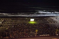 La alcaldesa de Fuengirola, Esperanza Oña, y el director del Centro Comercial Parque Miramar, Juan Carlos Gómez, han presentado hoy la próxima y tercera edición del Cine de Verano de Fuengirola, que tendrá lugar en la playa de Los Boliches todos los martes del 22 de julio al 12 de agosto.