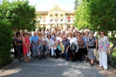 Más de medio centenar de mayores benalmadenses viajaron a Málaga para participar en la actividad 'Hoy vamos a Diputación'. Una iniciativa organizada conjuntamente por la Delegación de Participación Ciudadana y por el ente provincial, a través del Centro Cívico, que tuvo como principal objetivo ofrecer a los mayores benalmadenses un día cultural y de esparcimiento, conociendo edificios tan emblemáticos como el Centro Cívico, el Museo Alborania-Aula del Mar o el Museo de Artes y Costumbres de Málaga, así como enclaves turísticos de primer orden como el Puerto de Málaga o el centro histórico de la ciudad.