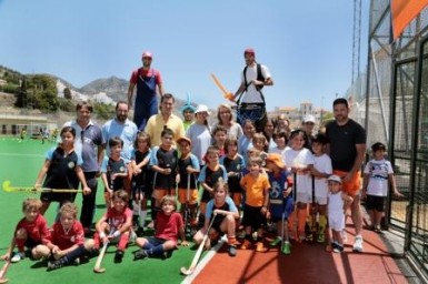 La alcaldesa, Paloma García Gálvez, acompañó el pasado sábado a los participantes en la décima edición del Encuentro de Escuelas de Hockey ‘Fiestas de San Juan 2014’, un evento organizado por el Club de Hockey de Benalmádena, con la colaboración del Ayuntamiento –a través del Patronato Deportivo Municipal-, que reunió en el campo de Retamar a más de 150 niños, procedentes de diez clubes de distintos puntos de la geografía andaluza.