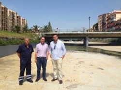 El concejal de Limpieza del Ayuntamiento de Fuengirola, Pedro Vega, se ha desplazado hasta mañana hasta la calle San José para dar a conocer el Plan de Limpieza Intensiva de los arroyos Real y Pajares que se ha impulsado desde el Consistorio de cara al verano. Los trabajos parten con el objetivo de acondicionar estos espacios de la ciudad, mejorando así el aspecto visual y la estética en ambas zonas de la ciudad. 