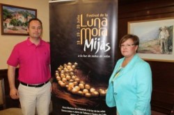 El concejal de Cultura en el Ayuntamiento de Mijas, Santiago Martín, ha presentado la primera edición del Festival de la Luna Mora de Mijas, que se celebrará de los días 18 al 20 de julio en el entorno de La Muralla árabe de Mijas Pueblo. Al acto de presentación también ha acudido la directora y promotora de este evento, Elisa Carrero, que se realiza, desde hace dieciocho años, en otros lugares de la provincia de Málaga, como Guaro.