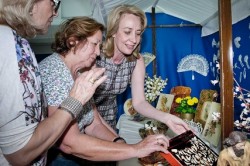 La alcaldesa de Benalmádena, Paloma García Gálvez, inauguró el pasado viernes la exposición de manualidades de las alumnas del Centro Municipal de Formación Permanente en el Pueblo. Una muestra que estará abierta al público hasta el próximo 7 de junio en calle Cerrillo, en las dependencias del antiguo ambulatorio.