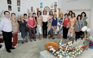 La alcaldesa de Benalmádena, Paloma García Gálvez, inauguró la exposición conjunta de manualidades realizadas por los alumnos del Centro Municipal de Formación Permanente durante la temporada académica 2013/2014. Uno de los actos contemplados por la Delegación de Educación en el programa de actividades para la clausura de los distintos cursos y talleres impartidos durante la temporada.