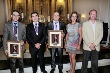 La Hermandad Sacramental de Nuestro Padre Jesús Nazareno, del Santísimo Sepulcro y Resucitado, María Santísima de los Dolores, de las Lágrimas y de la Cruz celebró durante este fin de semana los actos con motivo del 75º aniversario de la llegada de la imagen a Benalmádena. La alcaldesa, Paloma García Gálvez, asistió a la solemne misa celebrada ayer en la Iglesia de Santo Domingo de Guzmán y que contó con la participación de la Coral Santa Cecilia, de Alhaurín de la Torre. La regidora, que estuvo acompañada por la concejala de Participación Ciudadana, Ana Macías, felicitó a la cofradía por la organización de las iniciativas celebradas coincidiendo con la efeméride “por la cual desde hace ya tres cuartos de siglo contamos con una de las imágenes más queridas y veneradas tradicionalmente por los benalmadenses”.