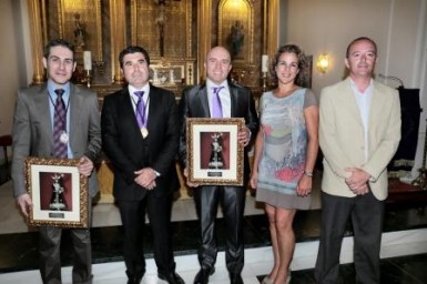 La Hermandad Sacramental de Nuestro Padre Jesús Nazareno, del Santísimo Sepulcro y Resucitado, María Santísima de los Dolores, de las Lágrimas y de la Cruz celebró durante este fin de semana los actos con motivo del 75º aniversario de la llegada de la imagen a Benalmádena. La alcaldesa, Paloma García Gálvez, asistió a la solemne misa celebrada ayer en la Iglesia de Santo Domingo de Guzmán y que contó con la participación de la Coral Santa Cecilia, de Alhaurín de la Torre. La regidora, que estuvo acompañada por la concejala de Participación Ciudadana, Ana Macías, felicitó a la cofradía por la organización de las iniciativas celebradas coincidiendo con la efeméride “por la cual desde hace ya tres cuartos de siglo contamos con una de las imágenes más queridas y veneradas tradicionalmente por los benalmadenses”.