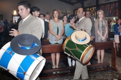  La alcaldesa de Benalmádena, Paloma García Gálvez, acompañó el pasado viernes a la Hermandad del Rocío de Arroyo de la Miel, que comenzó su peregrinación hasta El Rocío, un tradicional viaje que por primera vez celebrarán como hermandad y que todos sus miembros afrontan con gran expectación e ilusión.