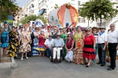  Miles de benalmadenses celebraron ayer por todo lo alto la Romería de San Juan Bautista, una evento que anuncia la llegada de las fiestas en honor al patrón de Arroyo de la Miel, que se celebrarán del 24 al 29 de junio y que incluyen un variado programa de actos religiosos, lúdicos, culturales y gastronómicos. Más de medio centenar de caballos, una decena de carretas y cientos de romeros ataviados con trajes flamencos, se dieron cita a las 10:30 horas en el Patronato de San Juan, desde donde partió el desfile procesional, presidido por la imagen del titular, que recorrió las céntricas calles de Arroyo de la Miel. 