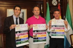  El concejal de Cultura en el Ayuntamiento de Mijas, Santiago Martín, y el delegado en Málaga de Gas Natural Andalucía, Pablo Asenjo, han presentado la XXVIII edición del Festival de Teatro 'Villa de Mijas', que se celebrará en el auditorio Miguel González Berral de los días 18 al 22 de julio y que está patrocinado por la multinacional 