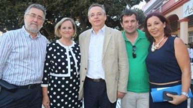  La alcaldesa de Benalmádena, Paloma García Gálvez, presidió en la tarde de ayer la inauguración de la sede de la Asociación Española Contra el Cáncer (AECC), unas instalaciones cedidas por el Ayuntamiento y ubicadas en la avenida del Generalife, en Arroyo de la Miel. La regidora expresó su satisfacción porque el colectivo “cuente ya en Benalmádena con unas instalaciones para atender a sus usuarios, que hasta ahora tenían que desplazarse a otras localidades, y seguir desarrollando su gran labor en el municipio”. Unas 150 personas se dieron cita en el acto, que contó con las actuaciones de varios voluntarios y en el que el párroco Ricardo López bendijo las dependencias de la asociación, cedidas por el Ayuntamiento.