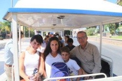 La Delegación de Bienestar Social ofrece, un año más, un paseo turístico por el municipio para los niños de familias usuarias, gracias a un nuevo acuerdo que el concejal Francisco Salido ha alcanzado con el Mariposario, con Sea Life, con Autocares Diego Moral y con el Tren Turístico “Monchotren”, y que contará con la colaboración de Cruz Roja. El edil quiso estar presente en esta primer excursión que contó con cerca de 20 menores.