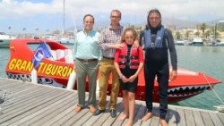 El Primer Teniente de Alcalde y Consejero Delegado del Puerto, Francisco Salido, ha presentado junto al gerente de la empresa portuaria, José Manuel L. Merino, el ‘JetBoat Costa del Sol’, una potente embarcación de recreo que constituye una novedosa atracción turística en Puerto Marina.