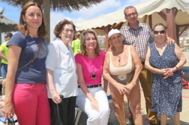 Más de un centenar de personas con discapacidad se beneficiarán a lo largo del verano de las baños adaptados ofrecidos dentro del servicio ‘Venga...que nos vamos a la playa’, una actividad impulsada por el Ayuntamiento de Benalmádena a través de la Concejalía de Sanidad, con la colaboración de las delegaciones de Bienestar Social y Playas. La alcaldesa, Paloma García Gálvez, ha compartido hoy con los usuarios la primera jornada de esta iniciativa, que tiene por objeto que las personas con movilidad reducida tengan la oportunidad de disfrutar de baños en la playa.