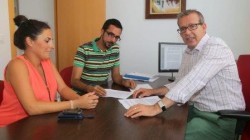 Bienestar Social ha abierto hoy el plazo de solicitud de ayudas o becas para la asistencia a los campamentos de verano municipales, un servicio que ofrece  a las familias con menos recursos del municipio.  Así lo ha comunicado hoy en rueda de prensa el primer teniente de alcalde y concejal de Bienestar Social, Francisco Salido, que ha puntualizado que “los beneficiarios serán las familias con hijos menores empadronados en Benalmádena que deseen acogerse a esta subvención en los campamentos de verano municipales, que ya se están celebrando  durante el presente mes de Julio y también en Agosto”