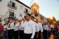 Cientos de benalmadenses acompañaron el pasado sábado a Nuestra Señora de la Cruz en su traslado desde su ermita hasta la Iglesia de Santo Domingo de Guzmán, en Benalmádena Pueblo. La alcaldesa, Paloma García Gálvez, presidió el acto, que contó con el acompañamiento musical de la Banda Municipal de Benalmádena y en el que también estuvieron presentes otros miembros del Gobierno municipal, como la concejala de Cultura, Yolanda Peña, y la edil de Participación Ciudadana, Ana Macías. 