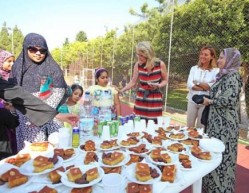  La alcaldesa de Benalmádena, Paloma García Gálvez, ha compartido hoy con la comunidad musulmana la celebración del ‘Eid al-Fitr’, la fiesta de la ruptura del ayuno con motivo del fin del Ramadán. El acto, que ha tenido lugar en el Polideportivo Municipal de Arroyo de la Miel y que ha reunido a más de 200 personas, ha comenzado con una oración y ha concluido con una invitación de té y dulces para todos los asistentes.