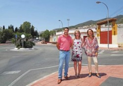 Un monolito con letras de acero inoxidable e iluminación dará la bienvenida a los vecinos y visitantes de Benalmádena Pueblo. Su instalación se enmarca en las obras de embellecimiento, mejora y señalización que convertirán a la rotonda de Arroyo Hondo en la entrada oficial del núcleo poblacional para todos aquellos que accedan al mismo desde la zona este del municipio. Una actuación cuyos trabajos se iniciarán en las próximas fechas.