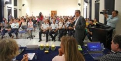 El líder de Unión Centro Benalmádena, Francisco Salido, condujo el Foro Social ‘Benalmádena Solidaria’ celebrado el pasado jueves en el Salón de actos del Centro Náutico, en la que fue una reunión con las asociaciones de carácter social que surge como iniciativa de su partido político con el propósito de poner en valor la actividad de los ciudadanos en materia de acción social, para favorecer a quienes más lo necesitan.