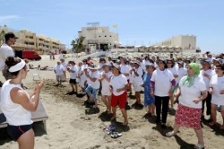 Más de un centenar de mayores, la mayoría de ellos procedentes de municipios de la serranía de Ronda, han disfrutado hoy en la playa de Malapesquera de Benalmádena de las actividades enmarcadas en la segunda edición del Circuito Ocio y Playa, una iniciativa organizada por el Área de Derechos Sociales de la Diputación Provincial de Málaga con la colaboración de las delegaciones de Participación Ciudadana y Playas del Ayuntamiento. 
