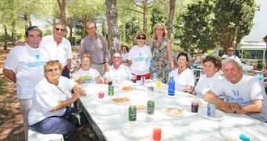 En la mañana de hoy, el primer teniente de alcalde y concejal de Bienestar Social, Francisco Salido ha acudido al Centro de Día Anica Torres, junto a la Concejala de Sanidad, Inmaculada Hernández, la Concejala de Participación Ciudadana Ana Macías y la Directora de la Clínica Smartdental Grupo Crooke, Tula Crooke de Aguilar, con motivo del XIV Aniversario del Paseo de la Salud, actividad impulsada por las citadas delegaciones de Tercera Edad y Bienestar Social.