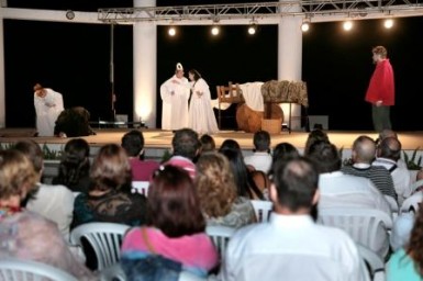 El recinto ferial ‘Los Nadales’, en el Pueblo, albergó ayer la apertura del Festival de Teatro de Benalmádena 2014, una actividad pionera en el municipio que arrancó con la comedia ‘No hay burlas con Calderón’, basada en la mojiganga 'Las visiones de la muerte' y 'No hay burlas con el Amor' de Calderón de la Barca. La programación del ciclo teatral continuará hoy con la tragedia 'Fedra' y mañana sábado la representación de 'Ars Amandi' pondrá el broche final al ciclo teatral, coordinado por la compañía malagueña' Induoteatro Producciones', con la colaboración de las delegaciones de Cultura y Festejos del Ayuntamiento de Benalmádena.