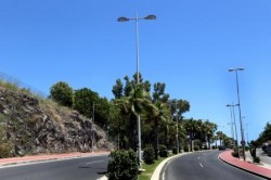 El Ayuntamiento, a través de la Delegación de Vías y Obras, ha culminado los trabajos de instalación del nuevo alumbrado de la antigua carretera nacional 340, en el tramo comprendido entre el Hotel-Casino Torrequebrada y Flathotel, en Benalmádena Costa. La nueva iluminación entrará hoy en funcionamiento, según ha anunciado la concejala del área, Concha Cifrián, que ha visitado la zona en la que se ha acometido la actuación, que tiene por objeto mejorar la visibilidad y la seguridad de los viandantes que transiten por el nuevo acerado de la venida del Sol, habilitado por el Consistorio en los últimos meses.
