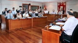 El Ayuntamiento de Benalmádena ha dado hoy un nuevo impulso al Plan Especial de Mejoras en Barriadas y Urbanizaciones, una iniciativa en la que el Gobierno municipal invertirá más de 3,5 millones de euros y que permitirá crear de más de 400 puestos de trabajo. El Ejecutivo local ha presentado hoy en pleno la iniciativa para la puesta en marcha de la primera fase del proyecto, que se desarrollará durante tres meses –de septiembre a diciembre- y supondrá la contratación de casi 140 personas en situación de desempleo.