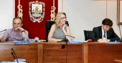 El Ayuntamiento de Benalmádena instará al Gobierno central a que atienda en cuanto sea posible la demanda del sector turístico de rebajar el impositivo del IVA en aquellas actividades relacionadas con este ámbito, entre las que se incluyen el ocio, la salud, el deporte y el alquiler de vehículos. La Corporación municipal ha aprobado hoy en pleno una moción institucional para trasladar esta solicitud al Ministerio de Economía y Hacienda. 