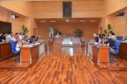 Las medidas impulsadas por el equipo de gobierno del Ayuntamiento de Fuengirola para ayudar a los vecinos no dejan de sucederse. La última se ha llevado hoy a pleno y consiste en unas bases reguladoras que permitirán prestar asistencia económica tanto a los emprendedores como a los autónomos que atraviesan por dificultades. Así lo ha anunciado hoy la alcaldesa, Esperanza Oña, quien ha detallado que estas bases permitirán bonificar hasta el 50% de la tasa de gestión medioambiental de residuos GEMER (basura), de la tasa por licencia de obras y el impuesto de vehículos (IVTM), además de un descuento similar en las tasas que deben abonar los emprendedores a la hora de abrir un establecimiento, como por ejemplo por la licencia de apertura. El porcentaje se sumará al 30% que ya se aplica en el caso de la línea para el esfuerzo fiscal, por lo que en total la ayuda puede llegar hasta el 80% de las cuantías para los autónomos.