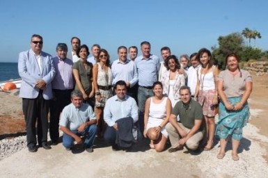 Autoridades locales y provinciales han estado presentes en la colocación de la primera piedra del sendero litoral, unos trabajos que fomentarán el uso natural y deportivo de la costa mijeña. Las obras conectarán La Cala de Mijas con el municipio de Marbella.