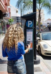 La alcaldesa de Fuengirola, Esperanza Oña, ha sido la encargada de presentar esta mañana un innovador servicio que permitirá gestionar el tiempo y el abono de la zona azul por vía telemática. De esta forma los usuarios que usen los aparcamientos en rotación que hay disponibles en el municipio sólo tienen que descargarse una aplicación móvil gratuita o acceder a una página web para realizar los pagos