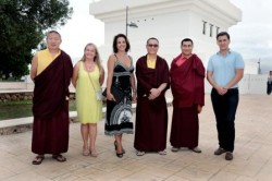 La Estupa de la Iluminación, en Benalmádena Pueblo, albergó el domingo pasado la visita del lama Lodreu Rabsel Rinpoche, que ofreció una conferencia sobre ‘Vivir en el Presente’. La concejala de Cultura, Yolanda Peña, asistió al acto, en el que se dio cita cerca de un centenar de personas para disfrutar de la ponencia y contemplar a continuación un cortometraje en homenaje al décimo cuarto Kunzig Shamar Rinpoche. 