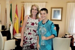 La alcaldesa, Paloma García Gálvez, ha recibido hoy en el Ayuntamiento al equipo de balonmano benalmadense que se hizo con la victoria en categoría infantil en la Málaga World Handball Cup, competición internacional celebrada a primeros de mes en la capital de la provincia. La regidora, que ha estado acompañada en el acto por el concejal de Deportes, Juan Olea, así como por otros ediles del Gobierno municipal, ha felicitado a los integrantes del conjunto, todos ellos alumnos del Colegio Maravilllas