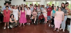 La alcaldesa de Benalmádena, ha compartido hoy con los usuarios, sus familiares y profesores la tradicional fiesta de fin de curso del Centro Municipal Ocupacional. La jornada de convivencia para celebrar la llegada de las vacaciones ha reunido a cerca de un centenar de personas en el centro de titularidad pública.