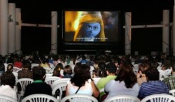 Cerca de 400 personas disfrutaron en la noche del pasado sábado de la primera sesión del Cine de Verano en Benalmádena, una cita que regresa al municipio durante la temporada estival tras el éxito de público cosechado en su puesta en marcha el pasado año. La proyección inaugural tuvo como escenario el recinto ferial de ‘Los Nadales’, en Benalmádena Pueblo, donde los espectadores pudieron disfrutar al aire libre de la película ‘Los Pitufos 2’, una comedia de animación.