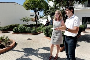 El Ayuntamiento de Benalmádena iniciará a partir de la próxima semana los trabajos para la remodelación con carácter integral de la Plaza de la Cruz, uno de los rincones más emblemático del Pueblo. Así lo han anunciado hoy la alcaldesa, Paloma García Gálvez, y el concejal de Parques y Jardines, José Antonio Serrano, que han visitado el enclave para dar a conocer y ofrecer los detalles sobre las principales líneas de actuación de unas obras que, según ha destacado la regidora, “permitirán rehabilitar y poner en valor el espacio”