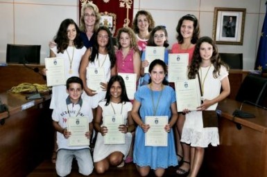 La alcaldesa, Paloma García Gálvez, ha presidido hoy el acto de homenaje del Ayuntamiento a los alumnos del municipio con mejores resultados académicos, a los que la regidora ha impuesto las Medallas de Benalmádena al Mérito Educativo. En la ceremonia, celebrada en el Salón de Plenos en dos sesiones –la primera dedicada a los escolares de Primaria y la segunda a los estudiantes de Secundaria, Bachillerato y Ciclos Formativos- el Consistorio, a través de la Delegación Municipal de Educación, ha reconocido públicamente el trabajo, la constancia y la dedicación de los 26 alumnos con mejor expediente académico durante el curso que acaba de finalizar. 